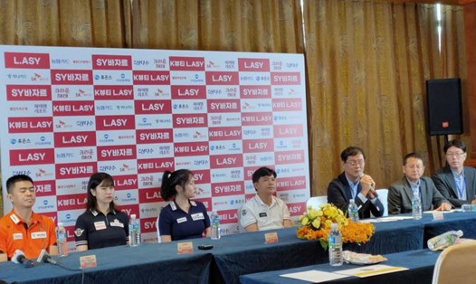 Ông Lee Hee-jin - Phó Chủ tịch PBA, phát biểu trong buổi gặp mặt báo chí giới thiệu giải billiards PBA LPBA SY Bazzar Hà Nội Open 2024. Ảnh: Lê Vinh