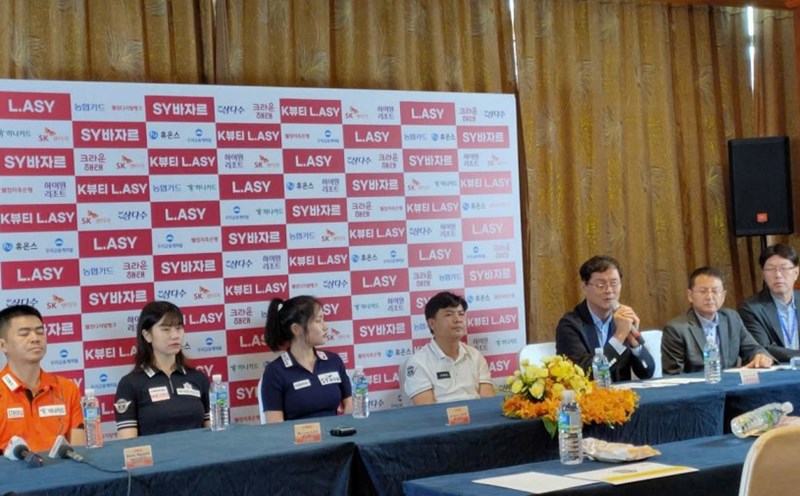 Ông Lee Hee-jin - Phó Chủ tịch PBA, phát biểu trong buổi gặp mặt báo chí giới thiệu giải billiards PBA LPBA SY Bazzar Hà Nội Open 2024. Ảnh: Lê Vinh