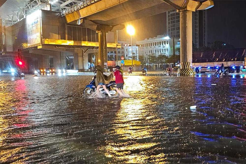 At around 9:45 p.m. on August 22, heavy rain lasting more than an hour caused heavy flooding in Hanoi's streets. In the Nhon area, a large intersection was submerged in water. (Photo: Ngoc Khanh)