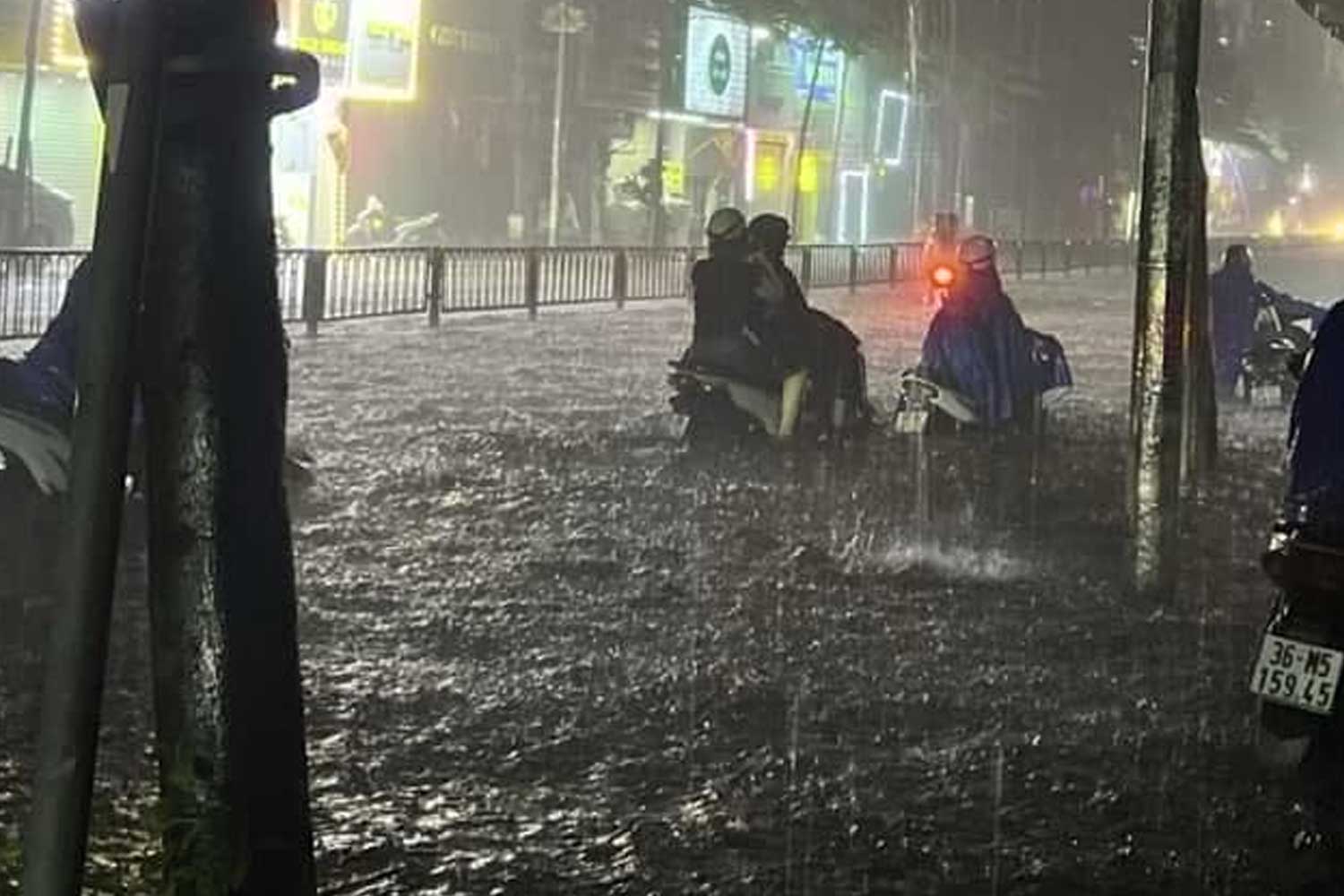 In the area of ​​Nguyen Luong Bang street (Dong Da district), water flooded half of the motorbike wheels, many vehicles hesitated to move. (Photo: Hai Duong)