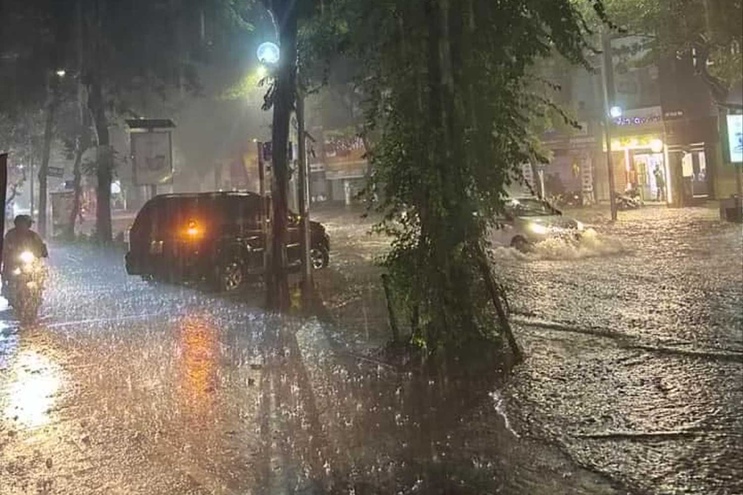 At Thai Ha street, water flooded, overflowing onto the sidewalk.