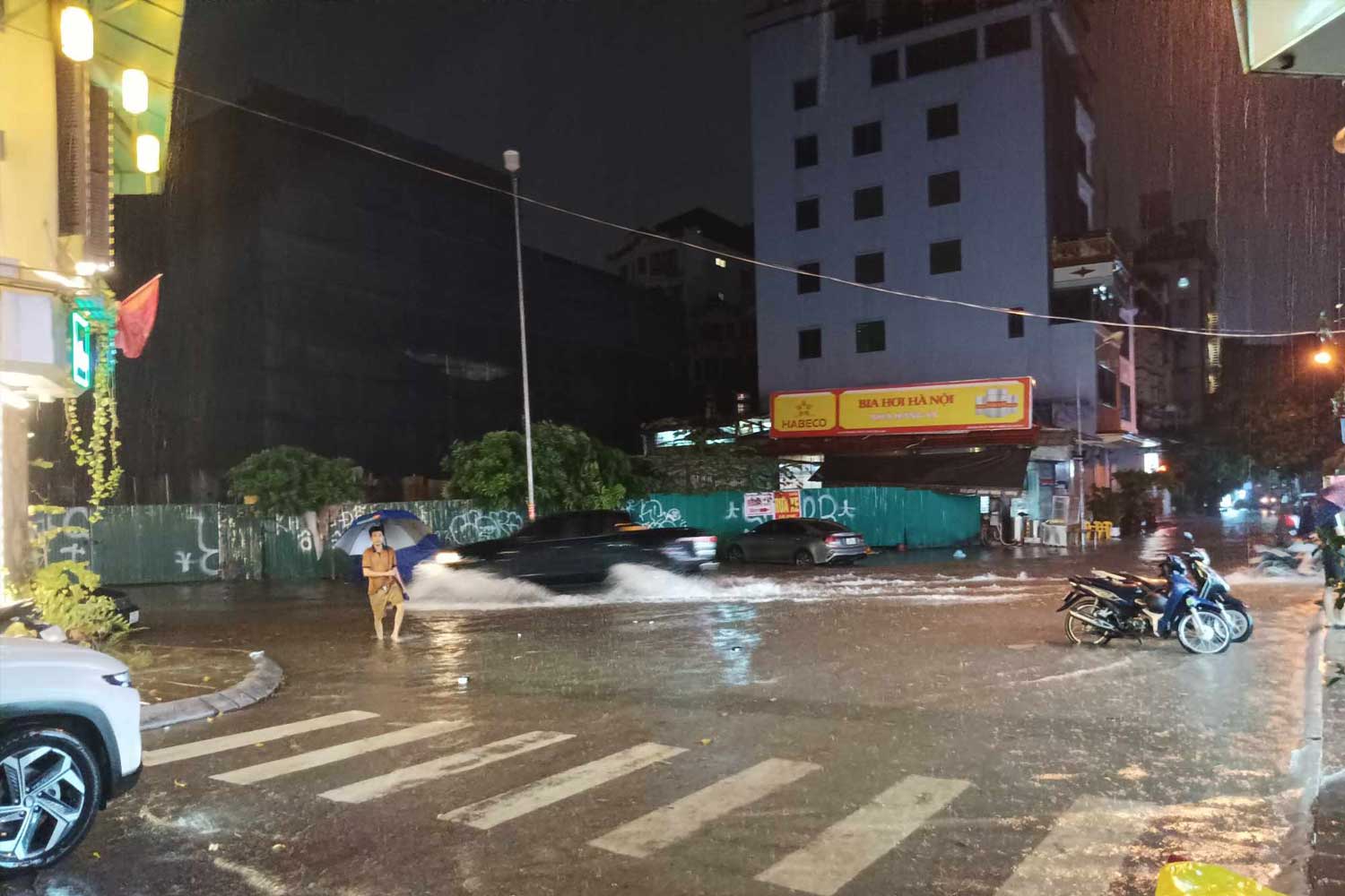 Previously, according to the National Center for Hydro-Meteorological Forecasting, through satellite image monitoring, thunderstorm positioning data and weather radar, it was discovered that convective clouds were developing and causing rain in the area. inner city districts of Hanoi city. During thunderstorms, there is a possibility of tornadoes, lightning and strong winds. Warning of natural disaster risk level due to tornadoes and lightning: Level 1.