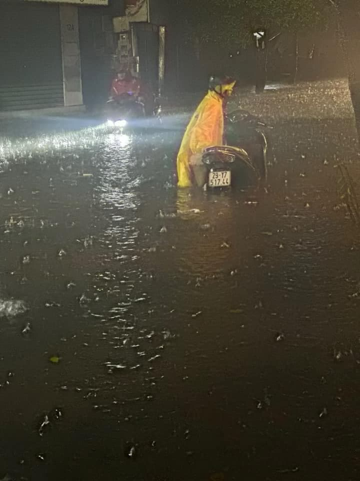 Many motorbikes cannot move when the water level is nearly up to the saddle. (Photo: Nguyen Anh)