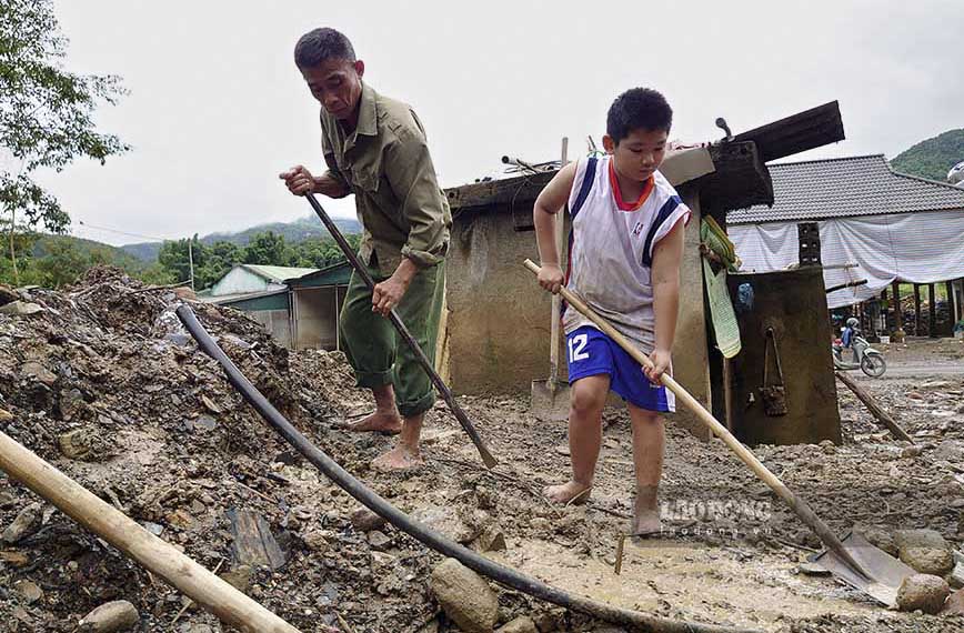 Ông Lò Văn Lụng (58 tuổi) - người dân ở bản Lĩnh, xã Mường Pồn cho biết: “Ngày nào gia đình tôi cũng phải dọn dẹp, nhưng dường như đống đổ nát vẫn chưa vơi. Nhưng dù sao cũng may mắn hơn nhiều gia đình khác bởi căn nhà tôi ở mấy chục năm nay không bị cuốn theo dòng nước lũ”.