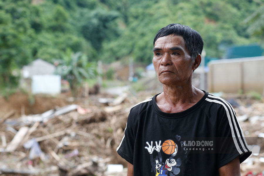 Nhìn đống đổ nát ngổn ngang trước mặt, ông Lò Văn Kẹo - ở bản Tin Tốc, xã Mường Pồn nghẹn cho biết: “Ngày xưa, ngôi nhà luôn rộn rã tiếng cười của con cháu. Giờ đây, ngôi nhà chỉ còn là một đống hoang tàn. Tôi vẫn hy vọng một ngày nào đó sẽ xây lại ngôi nhà, nhưng nhìn vào đống đổ nát không biết phải bắt đầu từ đâu”.