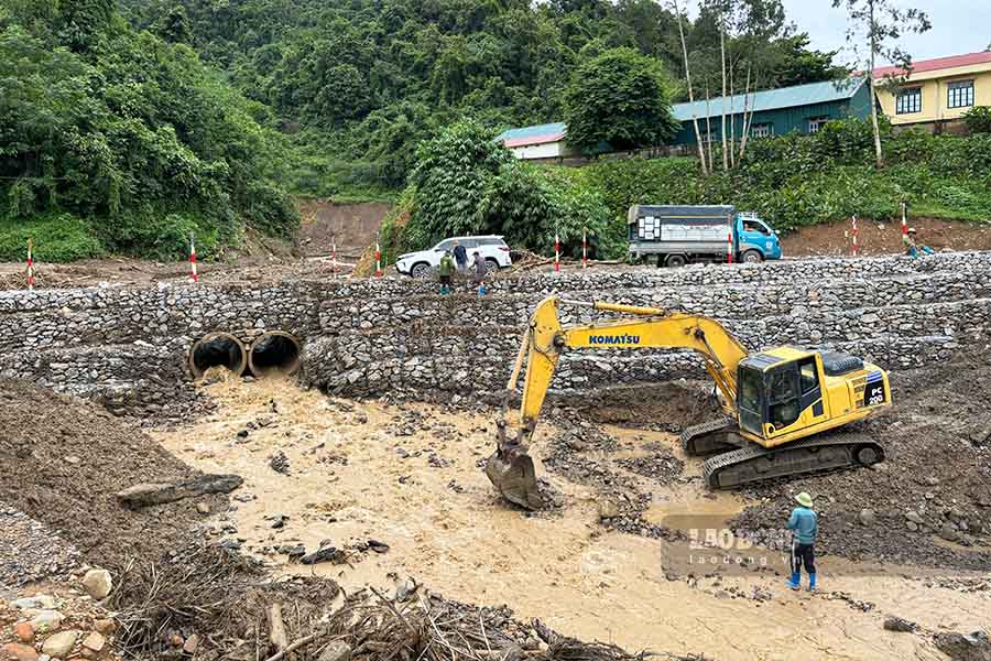 Ông Quàng Văn Tiến - Chủ tịch UBND xã Mường Pồn, huyện Điện Biên - cho biết: “Ngay sau khi xảy ra lũ quét, chính quyền từ tỉnh đến huyện đã huy động tối đa lực lượng để khắc phục hậu quả, hỗ trợ người dân. Tuy nhiên, thiệt hại quá lớn nên việc khắc phục còn nhiều khó khăn”.