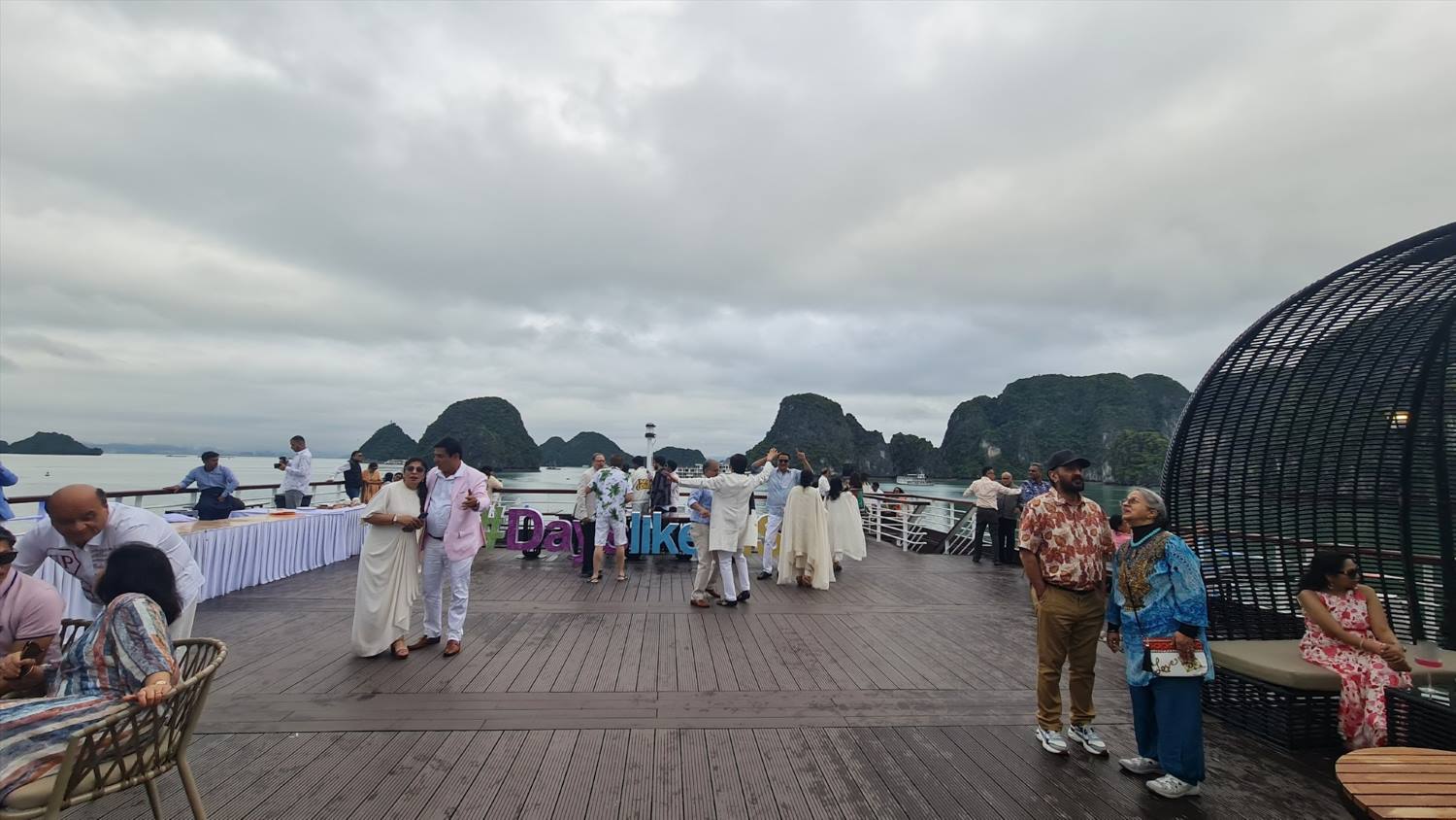 Đoàn du khách nhà giầu Ấn Độ trên du thuyền tham quan vịnh Hạ Long. Ảnh: Nguyễn Hùng