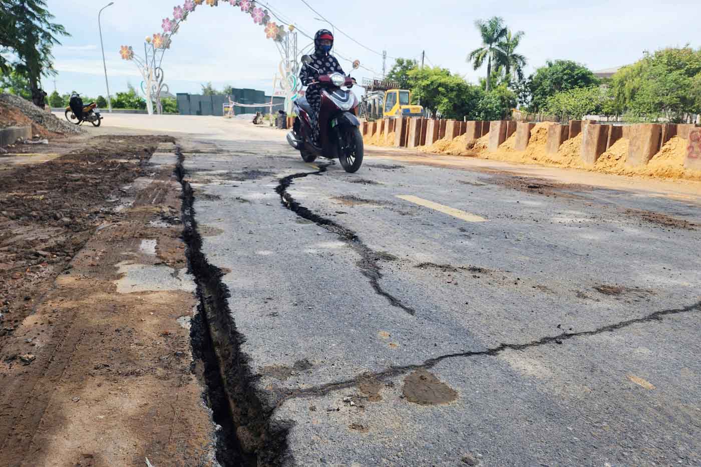 Vết nứt lớn gây lo ngại cho người tham gia giao thông. Ảnh: Trần Tuấn.