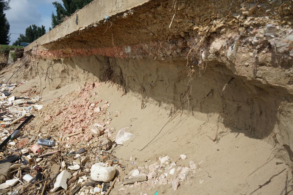 The coast in Hoang Truong commune, Hoang Hoa district (Thanh Hoa) is seriously eroded and eroded. Photo: Quach Du