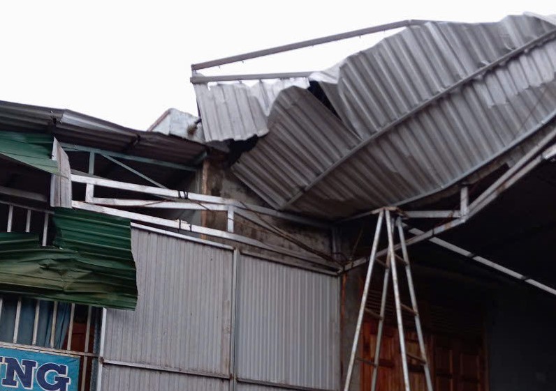 Nhà cửa của người dân tan hoang sau trận mưa đá. Ảnh: Người dân cung cấp