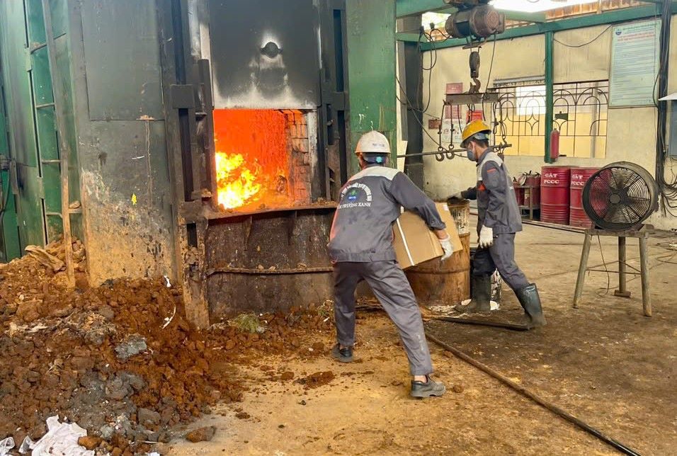 Tiêu hủy 3.750 hộp bánh, kẹo không rõ xuất xứ. Ảnh: Cục Quản lý thị trường tỉnh Hải Dương