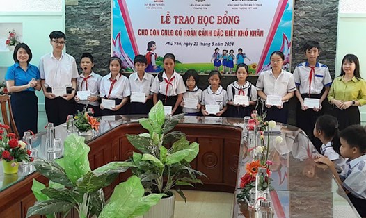 Quỹ XHTT Tấm Lòng vàng phối hợp trao 20 suất học bổng tiếp sức đến trường cho con đoàn viên có hoàn cảnh đặc biệt ở Phú Yên. Ảnh: Phương Linh