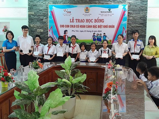 Học bổng đặc biệt cho con đoàn viên trước ngày khai trường
