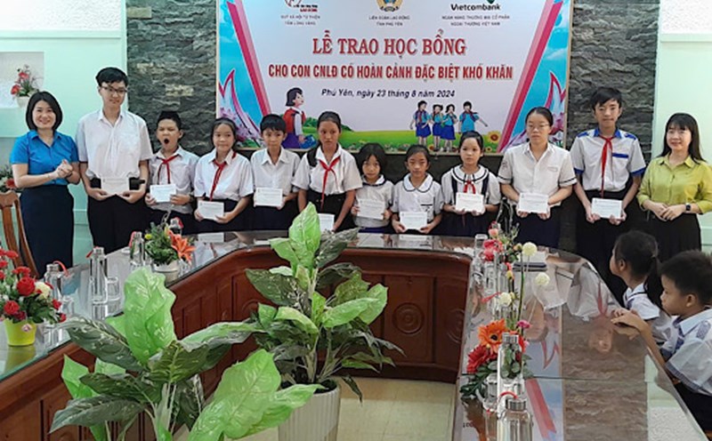 Quỹ XHTT Tấm Lòng vàng phối hợp trao 20 suất học bổng tiếp sức đến trường cho con đoàn viên có hoàn cảnh đặc biệt ở Phú Yên. Ảnh: Phương Linh