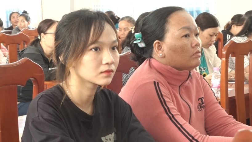 Women participate in dialogue to support ethnic minority women in economic development. Photo: Xuan Nhi