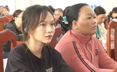 Chị em phụ nữ tham gia đối thoại Hỗ trợ phụ nữ dân tộc thiểu số phát triển kinh tế. Ảnh: Xuân Nhi