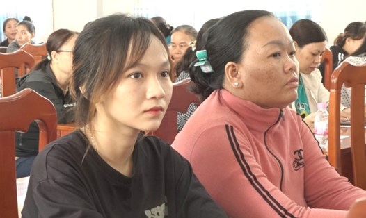 Chị em phụ nữ tham gia đối thoại Hỗ trợ phụ nữ dân tộc thiểu số phát triển kinh tế. Ảnh: Xuân Nhi