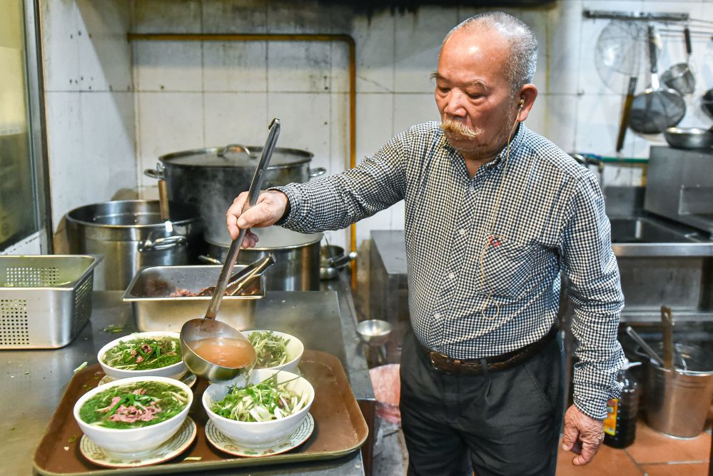 Ông Nguyễn Trọng Thìn - “cha đẻ” của thương hiệu phở Thìn 13 Lò Đúc. Ảnh: Trang Vũ