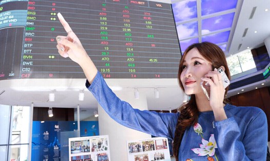 Chứng khoán cần dòng tiền giải ngân mạnh cho mục tiêu về mốc 1.300. Ảnh: Lê Toàn