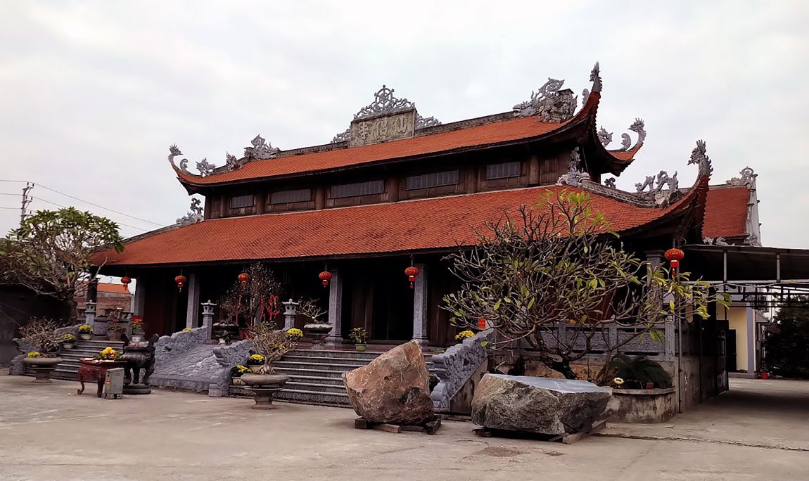 Chùa Lôi Động là một ngôi chùa lớn bên dòng sông Cấm. 