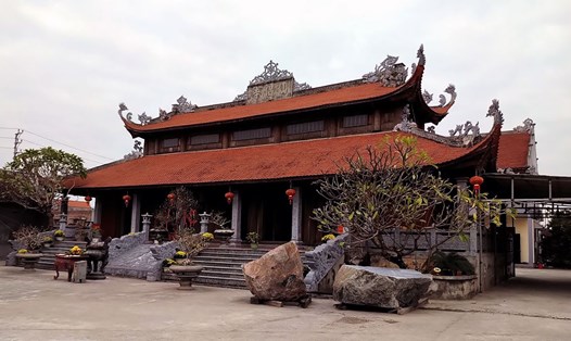 Chùa Lôi Động là một ngôi chùa lớn bên dòng sông Cấm.