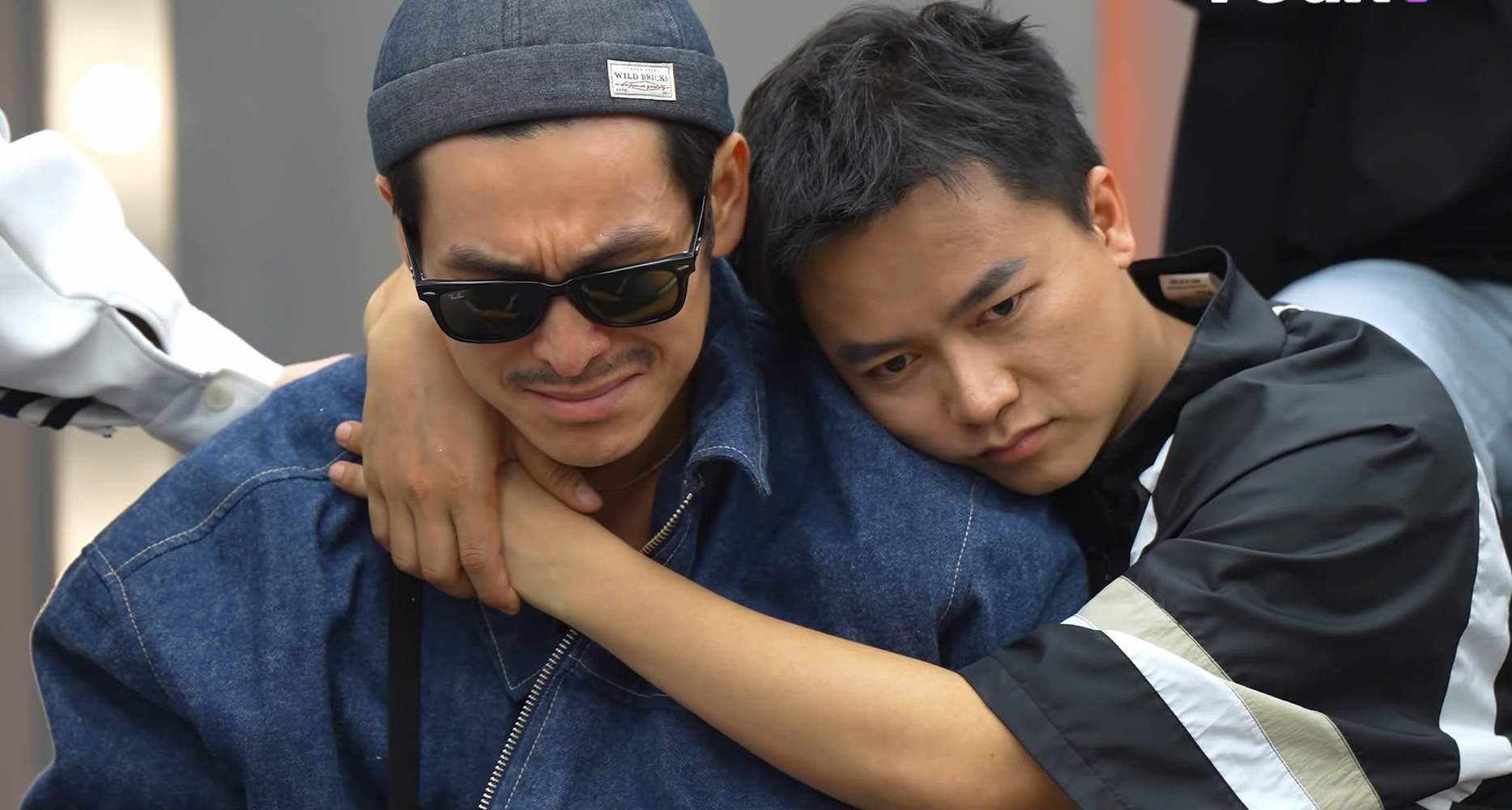 Nghệ sĩ khóc vì chia tay 2 anh tài ở "Anh trai vượt ngàn chông gai". Ảnh: NSX.