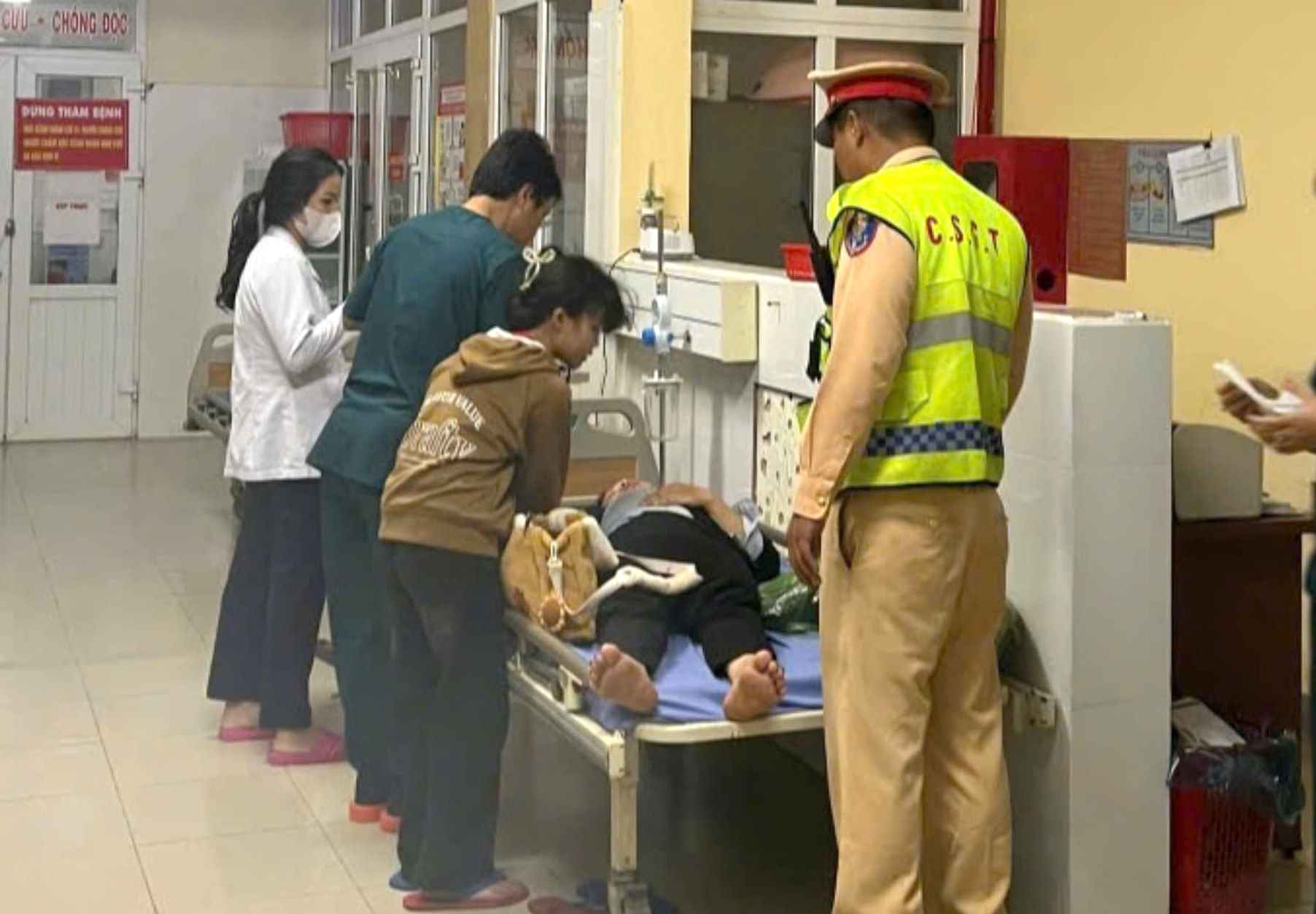 Lực lượng Cảnh sát giao thông Đắk Nông đưa người phụ nữ bị nhồi máu cơ tim đến bệnh viện cấp cứu kịp thời. Ảnh: Công an cung cấp