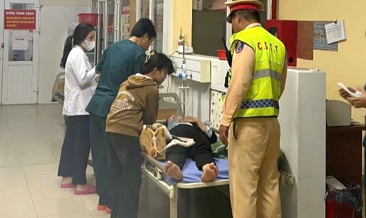 Lực lượng Cảnh sát giao thông Đắk Nông đưa người phụ nữ bị nhồi máu cơ tim đến bệnh viện cấp cứu kịp thời. Ảnh: Công an cung cấp