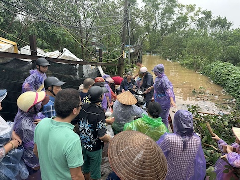 Tại khu vực An Dương, người dân phải thay nhau lên đò để vào nhà đang ngập nặng, di chuyển đồ đạc. Ảnh: Việt Anh. 