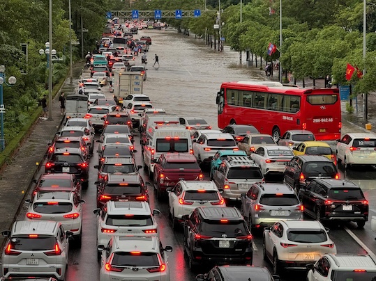 Tai khu vuc cau Nhat Tan huong huong di ve noi thanh Ha Noi cung xay ra tinh trang un tac nghiem trong do tuyen duong Vo Chi Cong ngap sau. Anh: Vu Linh. 