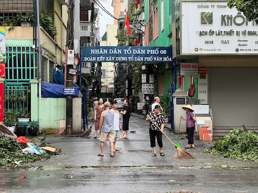 Người dân tranh thủ khi tạnh mưa 