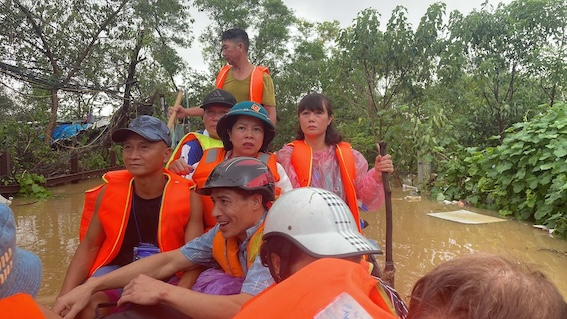 Người dân bãi giữa sông Hồng gấp rút chuyển đồ đạc vào vùng an toàn khi nước ngày càng dâng cao. Ảnh: Hoàng Xuyến. 