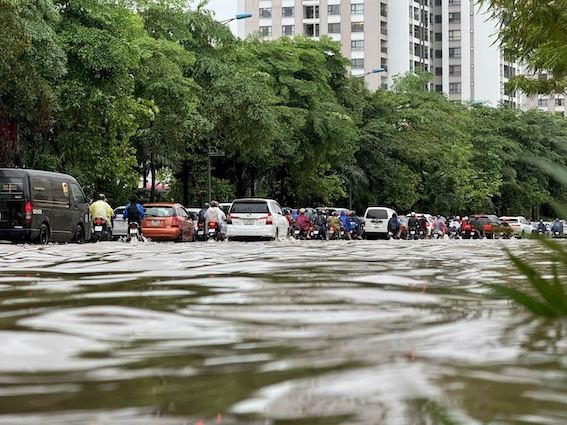 Theo ghi nhan cua phong vien, do duong ngap sau nen cac phuong tien tac dai khoang 3km huong tu cau Nhat Tan ve noi thanh. Anh: Vu Linh. 