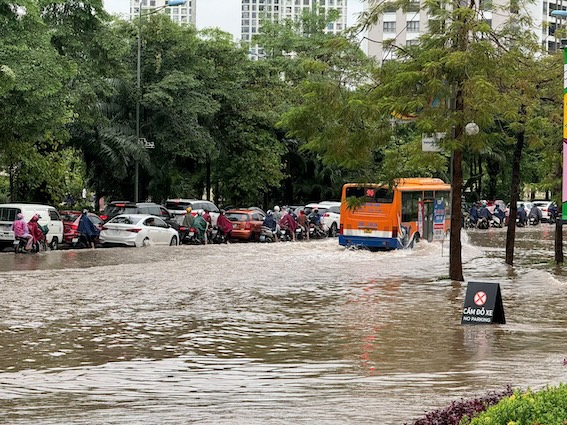 Các phương tiện chỉ có thể di chuyển trong 1/3 làn đường. Ảnh: Vũ Linh. 