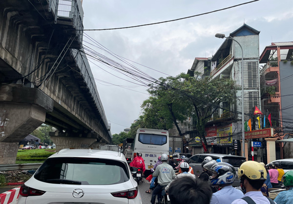 Tại khu vực đường Tân Xuân (Đông Ngạc) cũng xảy ra tình trạng ùn ứ, phương tiện di chuyển khó khăn. Bình thường khu vực này khá ít khi xảy ra tình trạng tắc đường. Ảnh: Thùy Linh. 