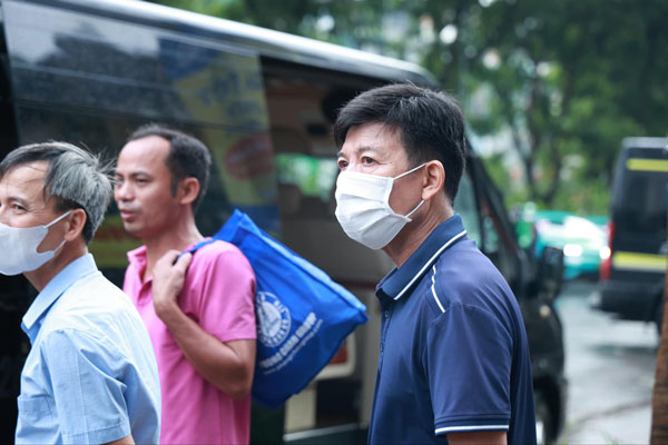 Ông Nguyễn Văn Hùng (Bắc Giang) cho biết: “Hôm nay tôi có lịch đi khám bệnh nên từ 5 giờ nhưng Hà Nội ngập sâu quá, tắc đường, xe ô tô chết máy đến giờ vẫn chưa thể đến bệnh viện“. Ảnh: Việt Anh. 