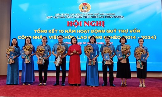 LĐLĐ TP.Hải Phòng khen thưởng nhiều tập thể, cá nhân có thành tích trong hoạt động Quỹ trợ vốn. Ảnh: Mai Dung