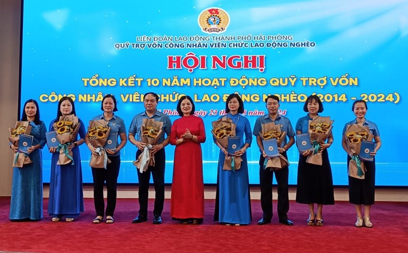 LĐLĐ TP.Hải Phòng khen thưởng nhiều tập thể, cá nhân có thành tích trong hoạt động Quỹ trợ vốn. Ảnh: Mai Dung