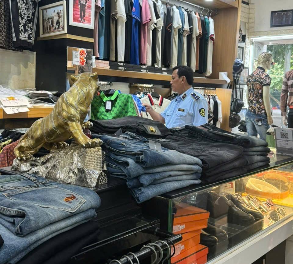 Cục QLTT Hải Phòng kiểm tra đột xuất các cơ sở kinh doanh. Ảnh: Cục QLTT Hải Phòng