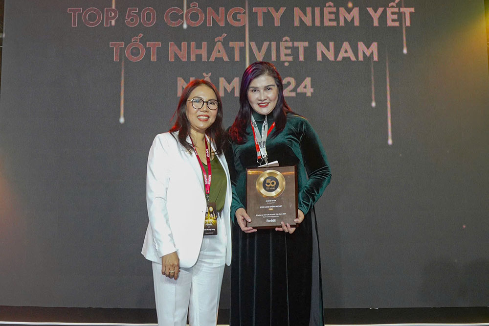 President & CEO of Forbes Vietnam Dang Minh Phuong (left) congratulated Ms. Ho Ngoc Yen Phuong, Member of the Board of Directors - Deputy General Director of Vietjet (right) with the award of Top 50 Best Listed Companies 2024. Photo: Vietjet