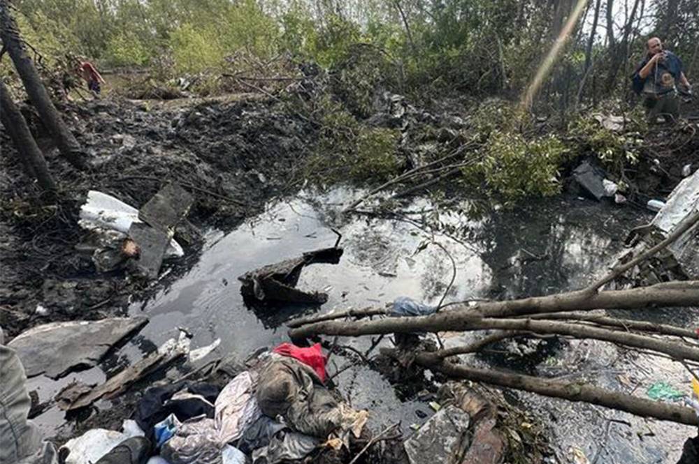 The small plane's wreckage was seen in mud in a mangrove forest in Bang Pakong district, Chachoengsao province on Thursday afternoon. Women's clothing was found at this location. (Photo: Bang Pakong News Facebook)