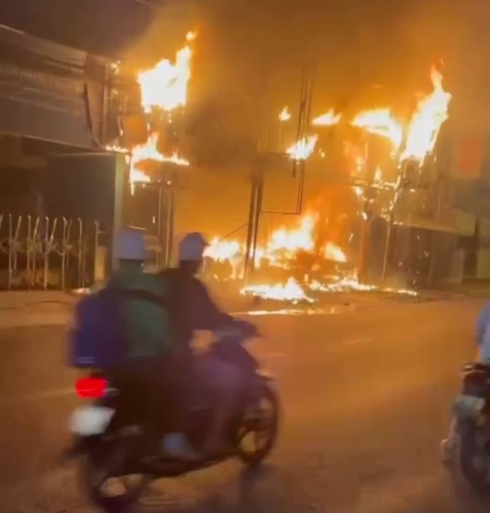 A fierce fire broke out at a clothing store on Nguyen Thi Tu street (Binh Chanh district). Photo: Dong Hoang