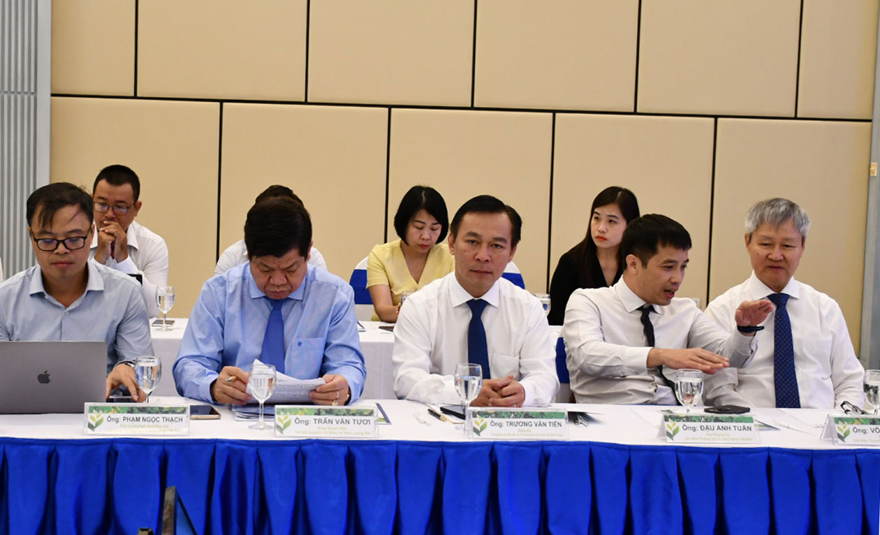 Đại biểu tham dự hội thảo duyên hải miền Trung hướng tới nền kinh tế xanh, phát triển bền vững. Ảnh: Xuân Nhàn. 