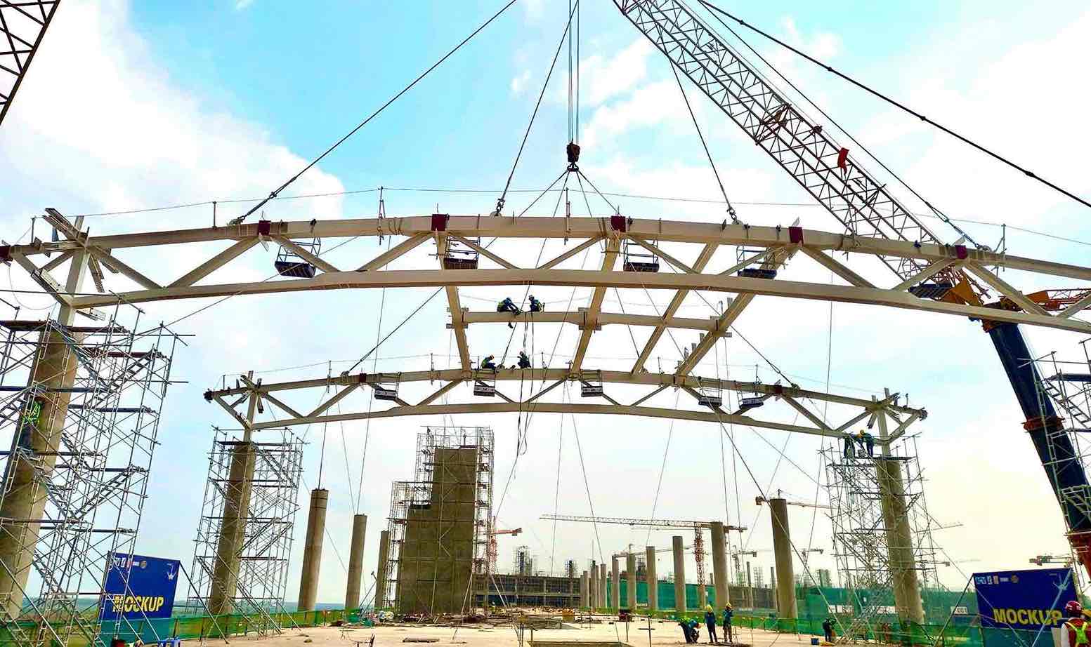 Lắp mái thép nhà ga hành khách sân bay Long Thành. Ảnh: HAC