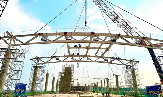 Lắp mái thép nhà ga hành khách sân bay Long Thành. Ảnh: HAC