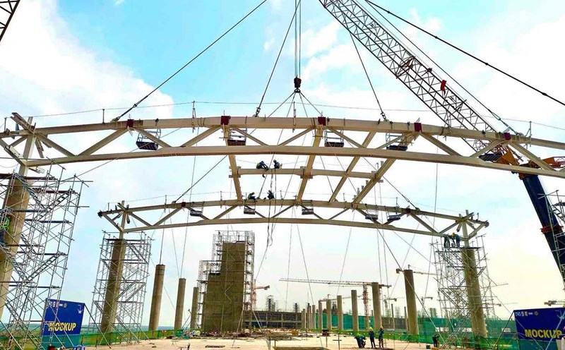 Lắp mái thép nhà ga hành khách sân bay Long Thành. Ảnh: HAC