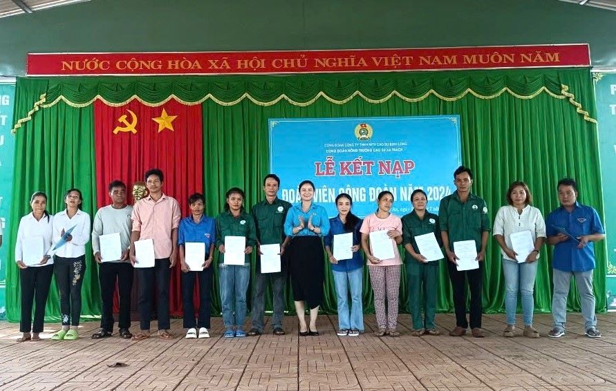 The Xa Trach Farm Grassroots Union belonging to the Trade Union of Binh Long Rubber Company Limited held a ceremony to admit union members. Photo: Duc Long