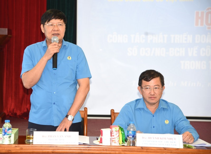 Phó Chủ tịch Tổng LĐLĐ Việt Nam Phan Văn Anh  (người đứng) lưu ý cần chăm lo tốt cho người lao động để thu hút họ gia nhập công đoàn. Ảnh: Nam Dương