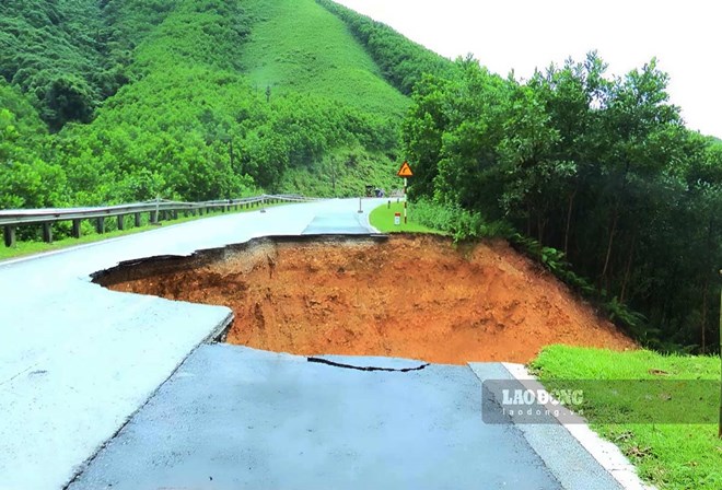 Đường đến cửa khẩu xa hơn 60km do sạt lở tại Quảng Ninh