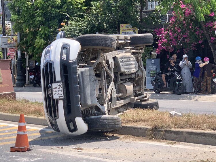 Xe ô tô 7 chỗ mang biển kiểm soát 76A 103.56 bị lật nghiêng trên đường Chu Văn An, TP Quảng Ngãi sau cú va chạm với xe taxi. Ảnh: Viên Nguyễn